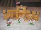 Fort en carton avec figurines